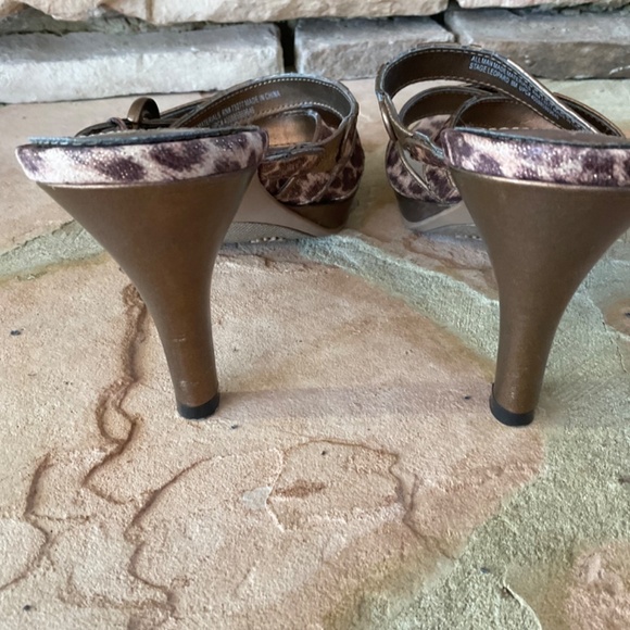 Daisy Fuentes leopard print heels,8. - Picture 3 of 11